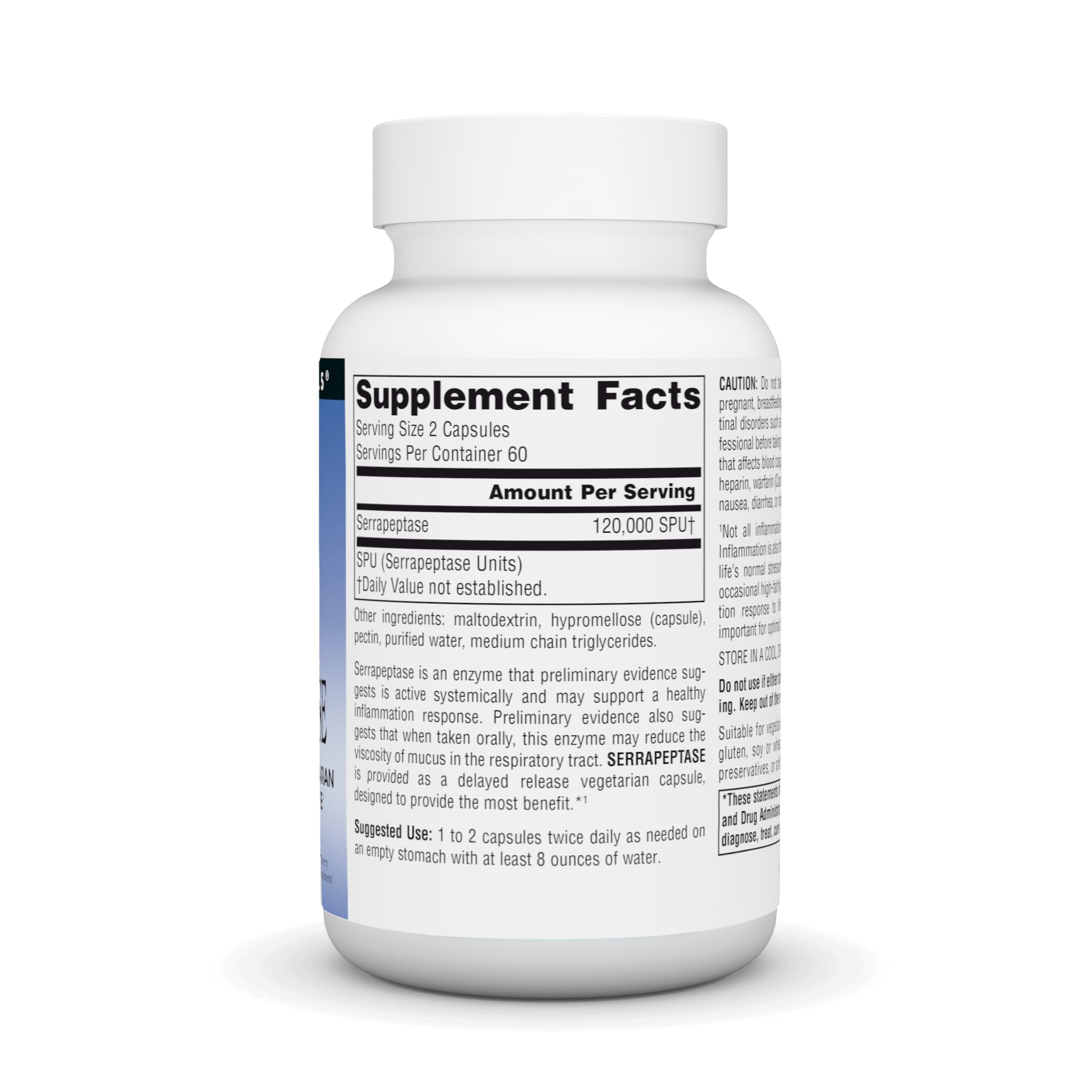 Mano sosteniendo cápsula de Source Naturals Serrapeptase junto a vaso de agua para dosis recomendada