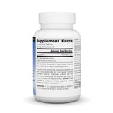Mano sosteniendo cápsula de Source Naturals Serrapeptase junto a vaso de agua para dosis recomendada
