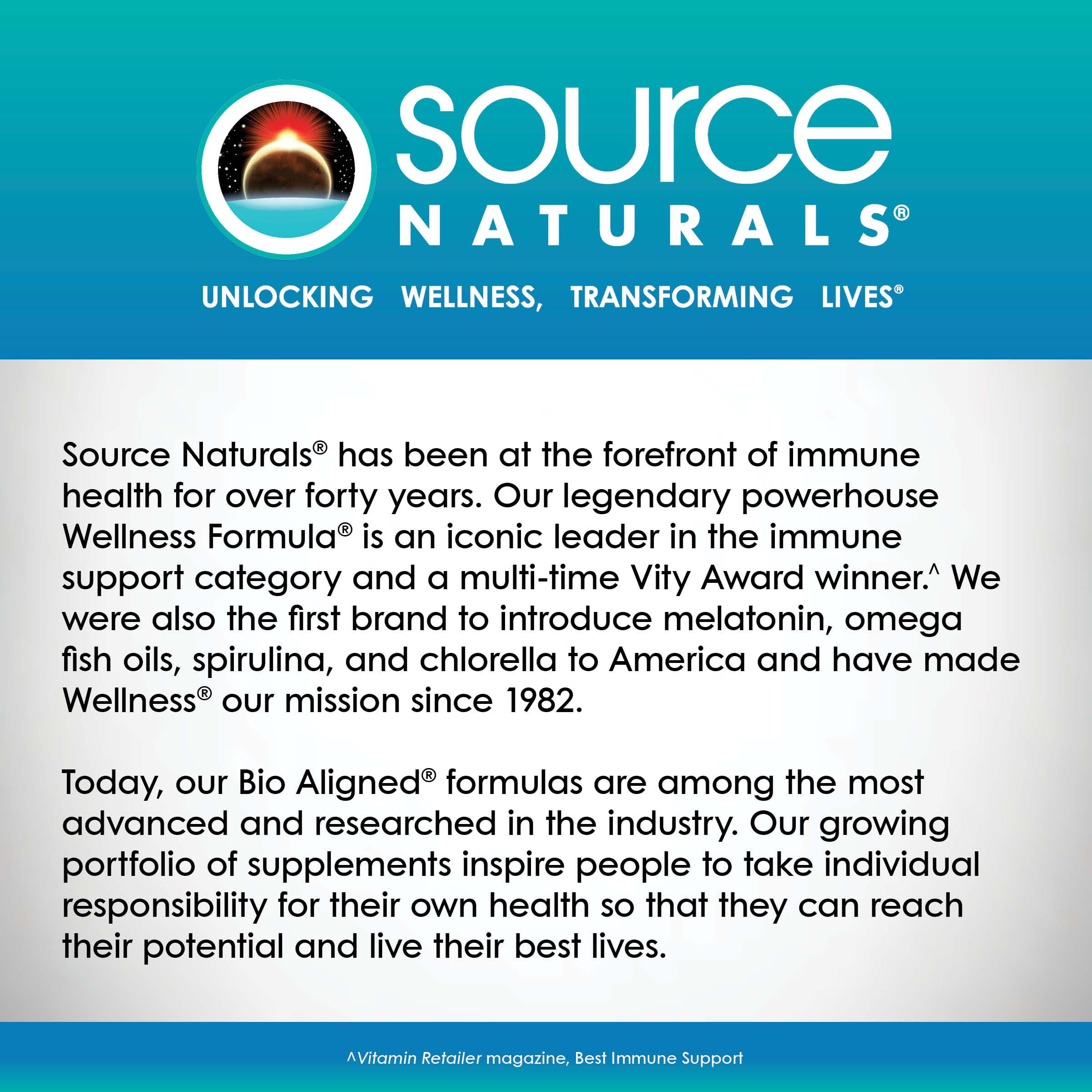 Source Naturals cápsula junto a objetos de rutina para mostrar uso diario
