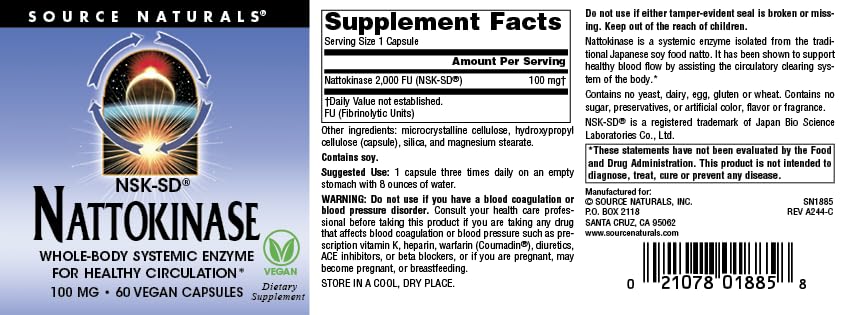 Source Naturals cápsula junto a un vaso de agua en mañana saludable