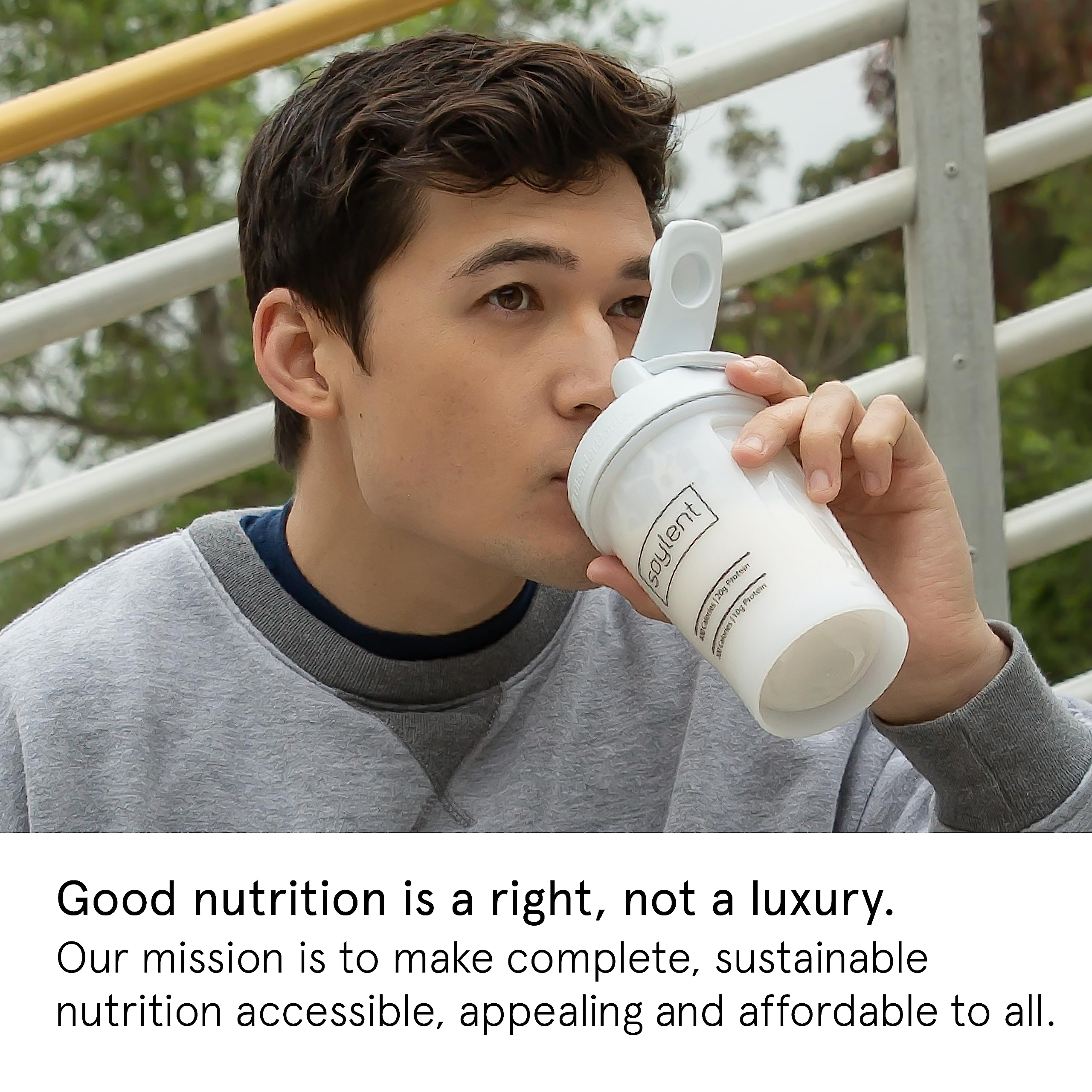 Soylent batido preparado en vaso listo para beber, práctico y nutritivo