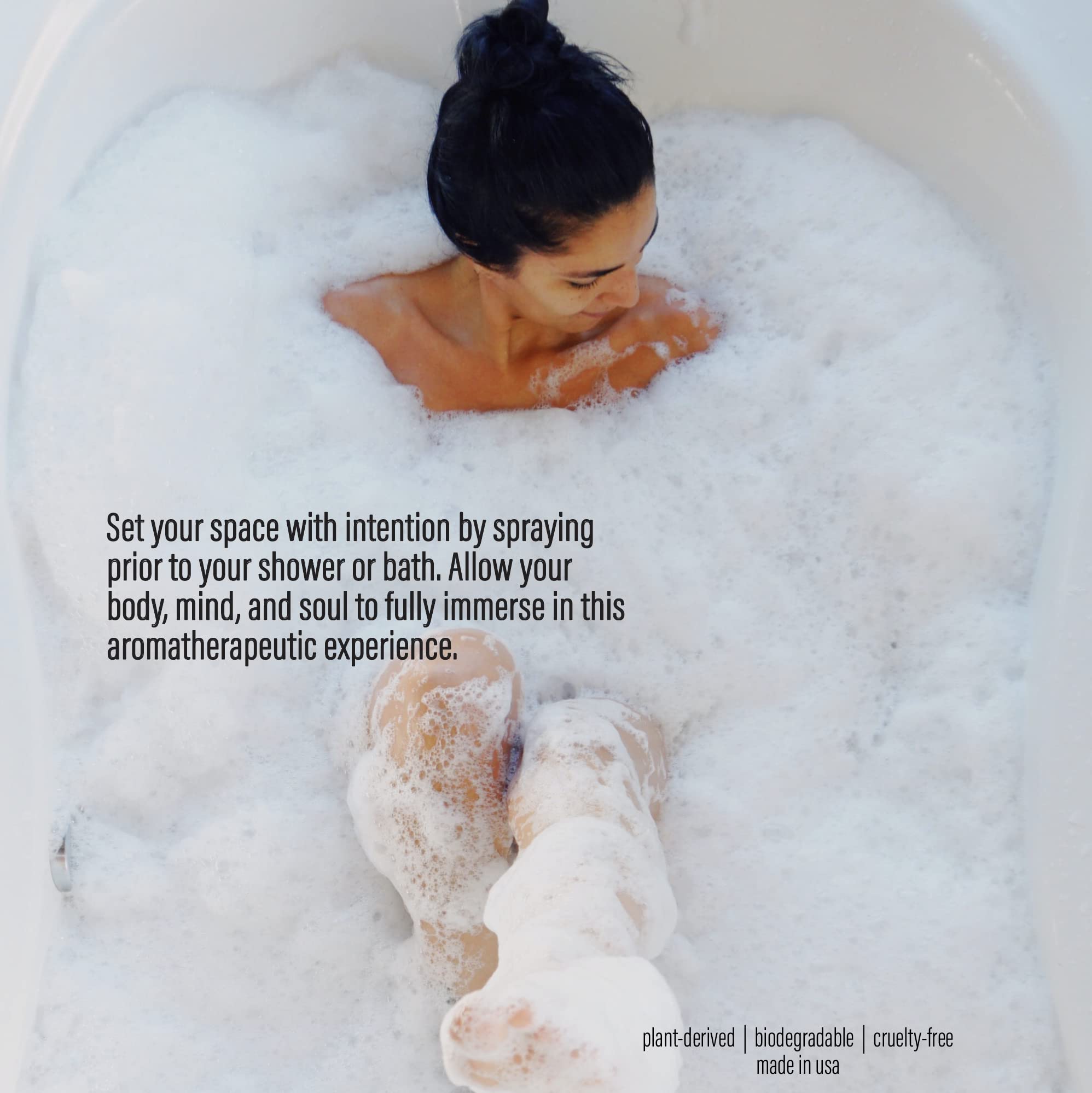 Spa Sense ambientación de baño con frasco mostrando uso cotidiano