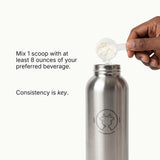Envase Spacemilk junto a mochila de gimnasio, práctico para entrenamiento