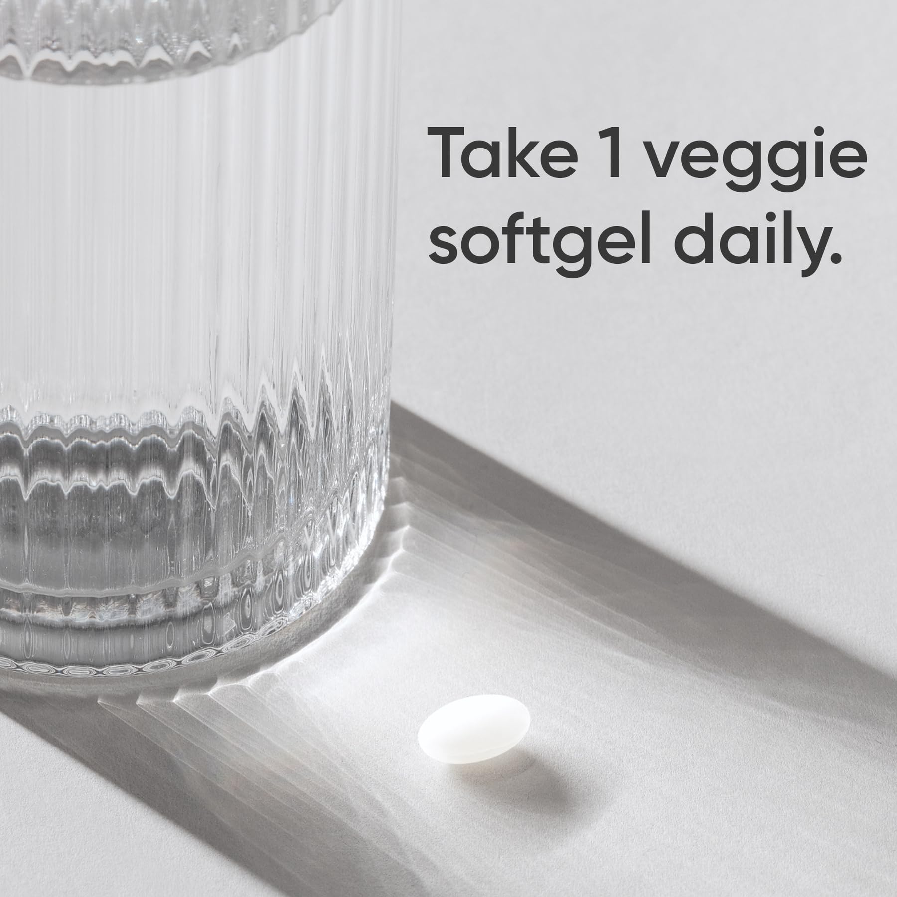 Sports Research gota de aceite de coco orgánico junto a softgel, enfatizando pureza