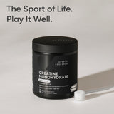 Sports Research cucharada de Creapure en mano, dosificación precisa