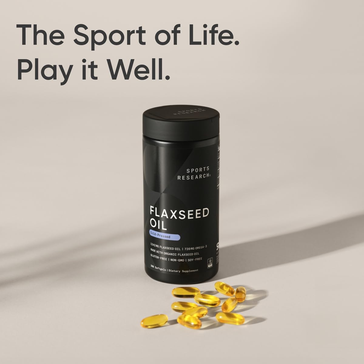 Uso cotidiano: persona tomando Sports Research softgel con un vaso de agua