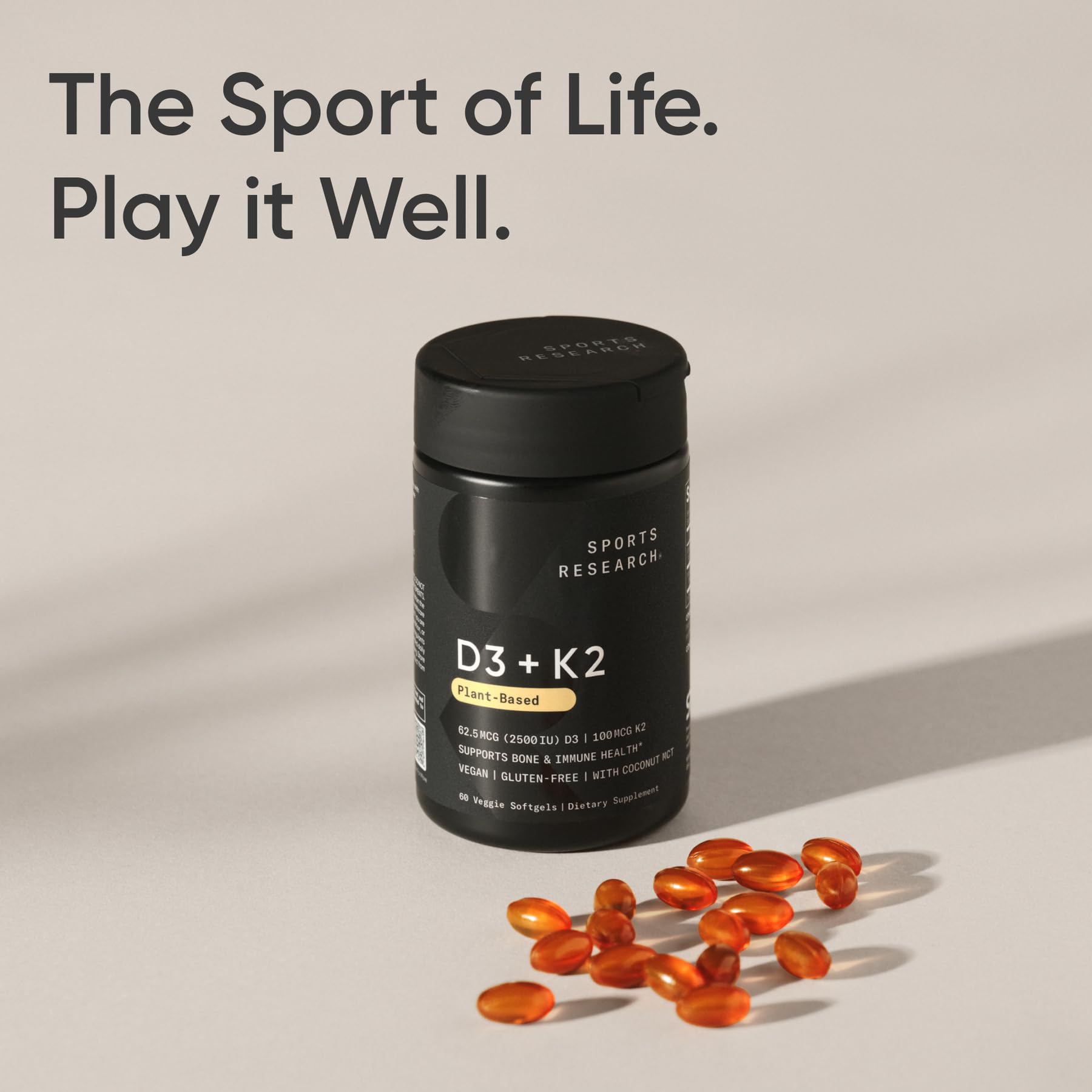 Sports Research persona tomando la softgel con comida para mejorar absorción