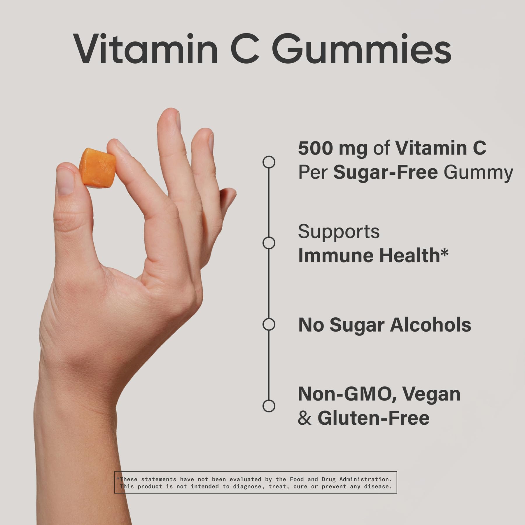 Primer plano de una gomita Sports Research resaltando su tamaño y sabor naranja
