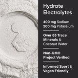 Sports Research primer plano del polvo con agua de coco para sabor natural