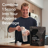 Sports Research batido de chocolate servido en vaso, aporte de 25 g de proteína por porción
