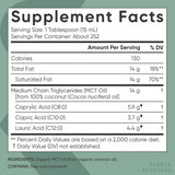 Vertido de aceite Sports Research en taza de café para energía rápida