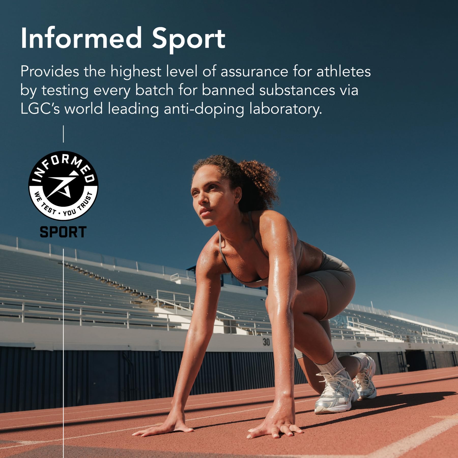 Sports Research persona activa disfrutando batido tras ejercicio para recuperación