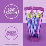 Usuario vertiendo Sqwincher en botella 20 oz hidratación práctica