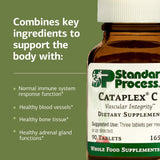 Standard Process Cataplex C tabletas en mano para comparar escala y dosis visualmente