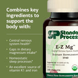 Standard Process E-Z Mg persona sosteniendo una tableta mostrando uso y dosificación