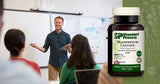 Persona tomando Standard Process Magnesium Lactate para apoyo de energía y músculos
