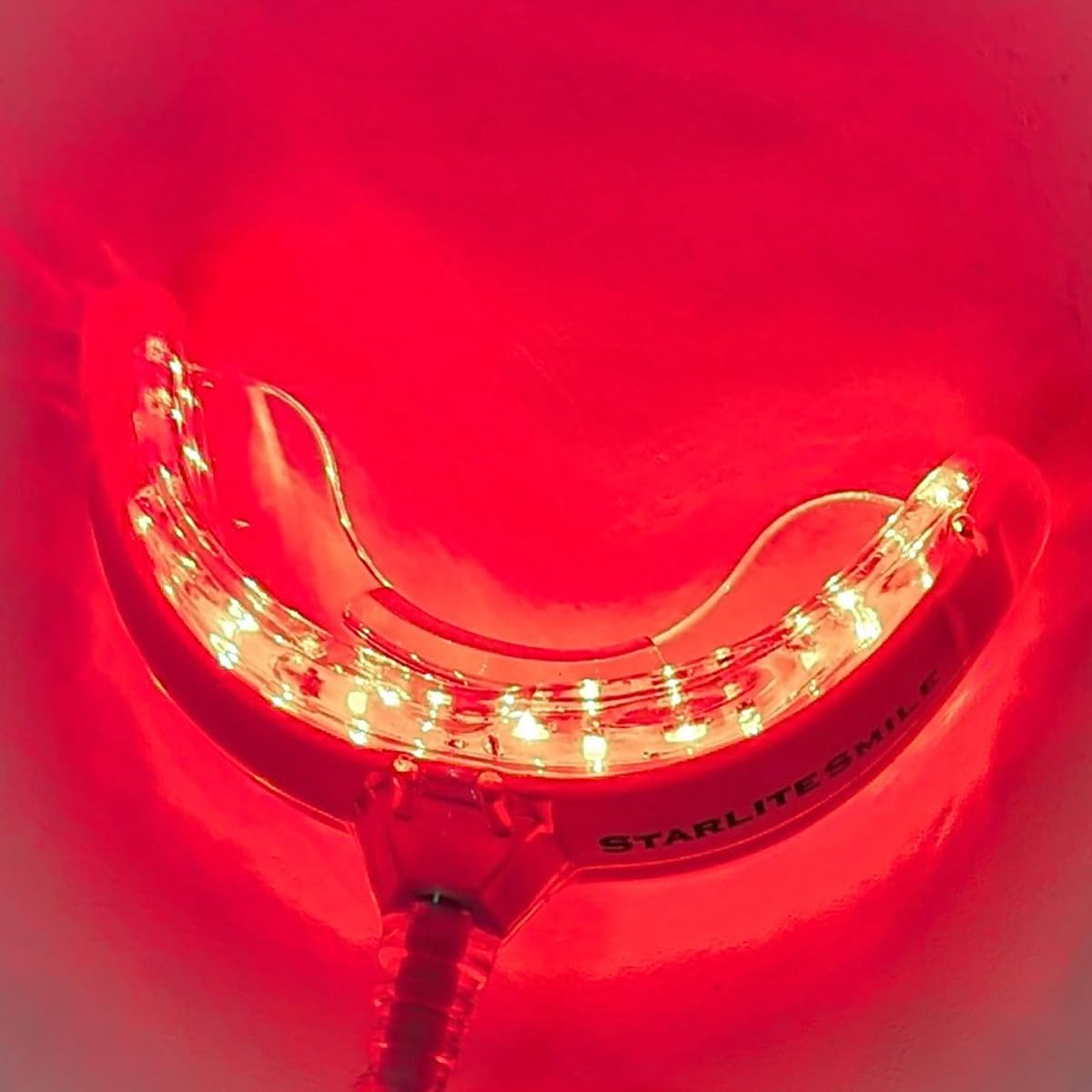 Starlite Smile comparación de tamaño con una mano para referencia de portabilidad