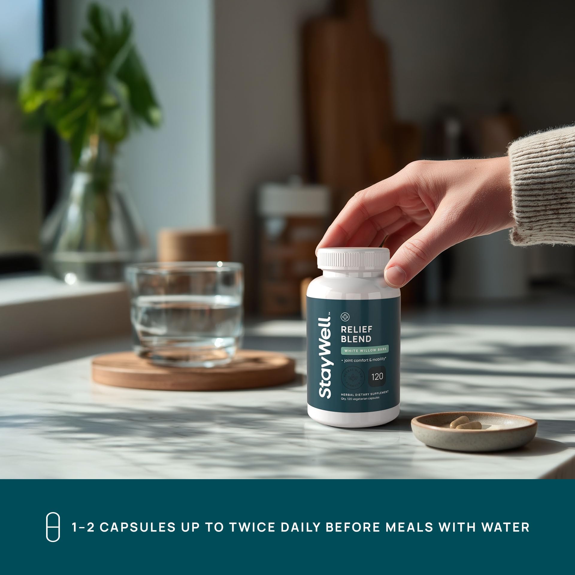 Stay-Well Naturals cápsula en mano para comparar tamaño y facilidad de ingestión