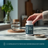Stay-Well Naturals cápsula en mano para comparar tamaño y facilidad de ingestión