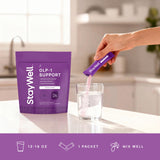 Stay-Well Naturals persona tomando bebida después de comer para controlar antojos