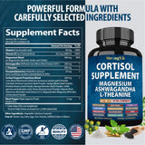 StrongVit cápsulas junto a una mano para comparar tamaño y dosis