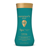 Summer's Eve espuma cremosa en mano que facilita limpieza suave