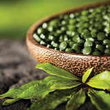 Sun Chlorella servicio diario con vaso de agua listo para tomar