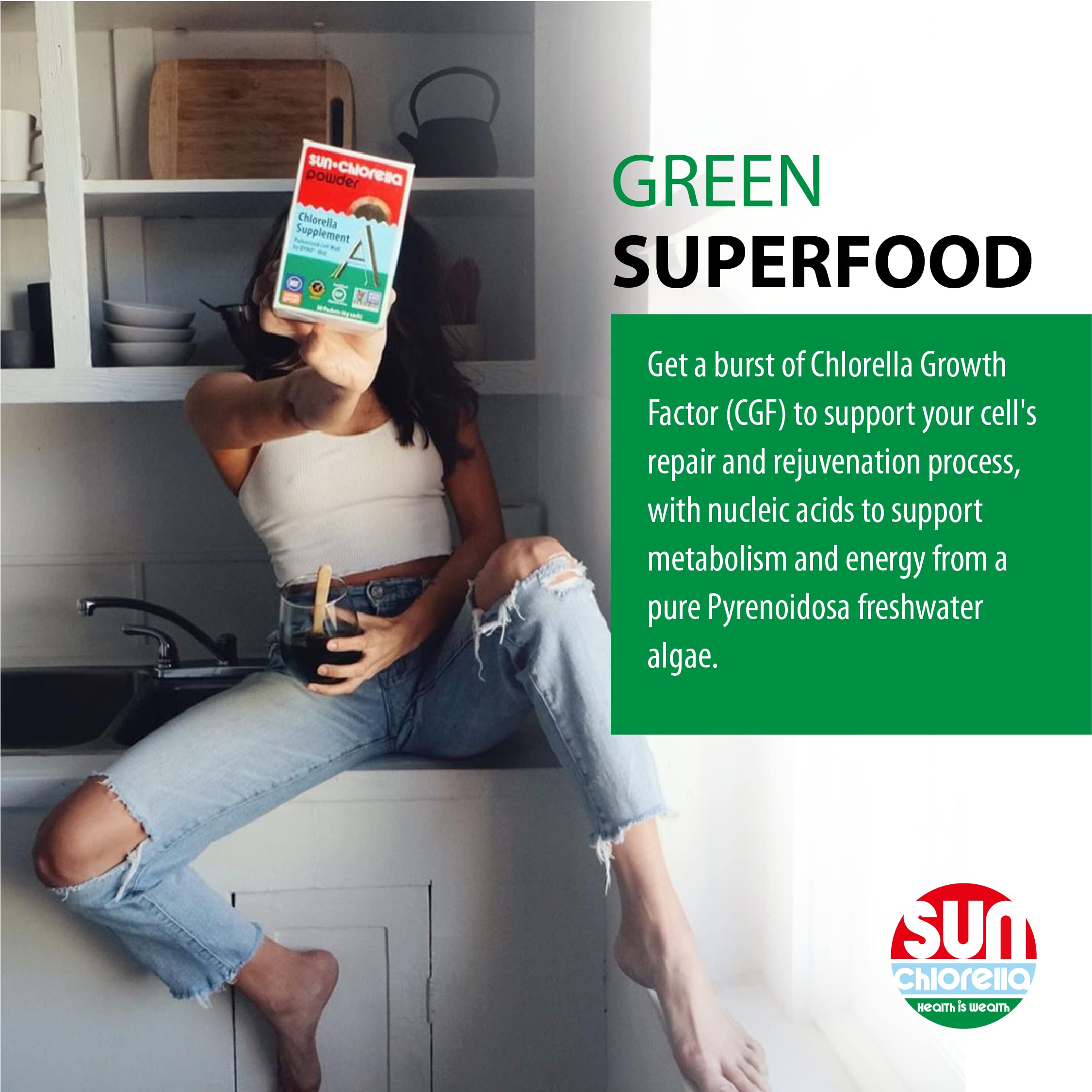 Sun Chlorella tableta en la mano para comparar escala y conveniencia diaria