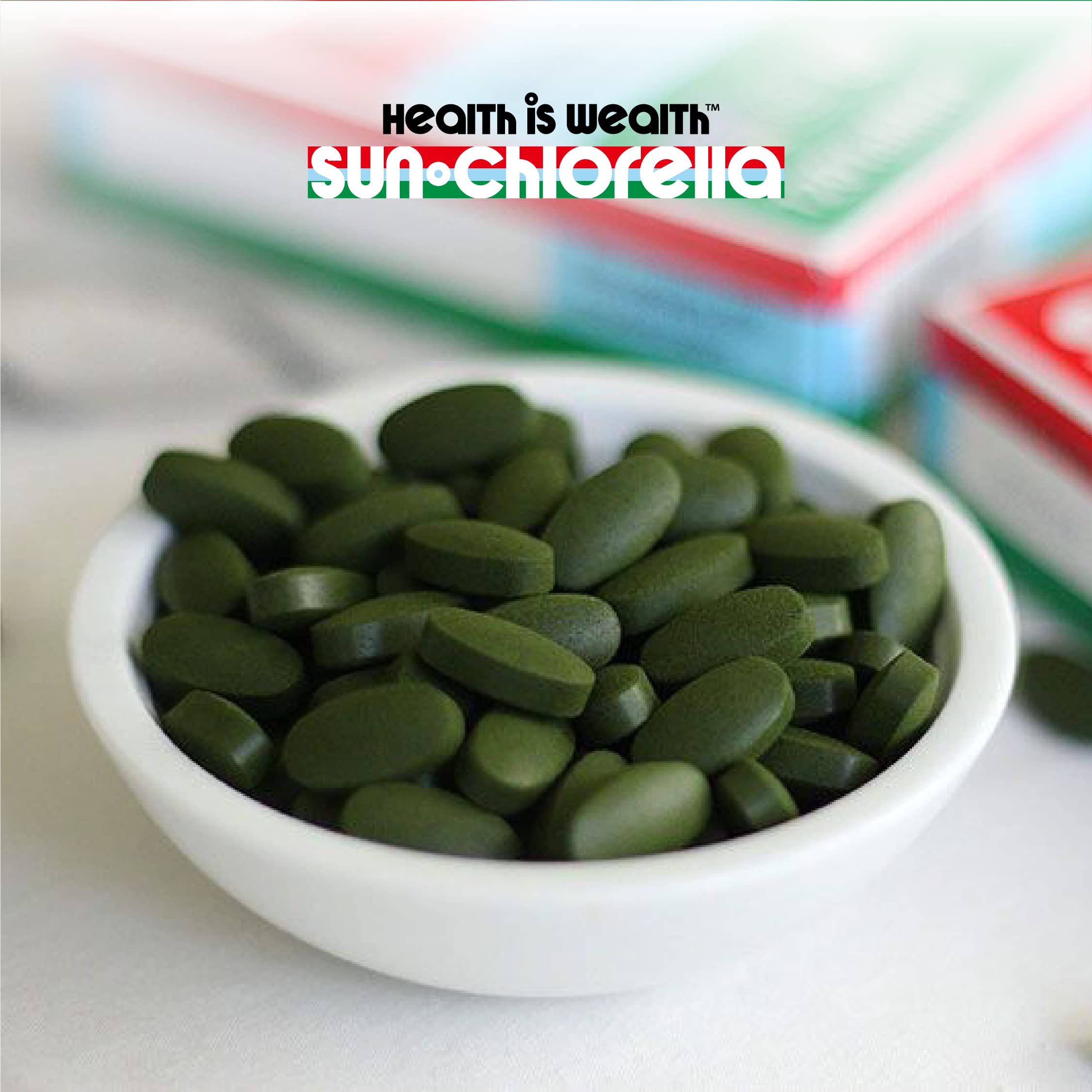 Sun Chlorella tabletas saliendo del frasco mostrando dosis para uso prolongado