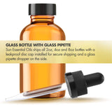 Sun Essential Oils mano añadiendo gotas a aceite portador para uso seguro