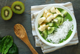 Sunfood primeros planos de spirulina y chlorella resaltando fuente nutritiva