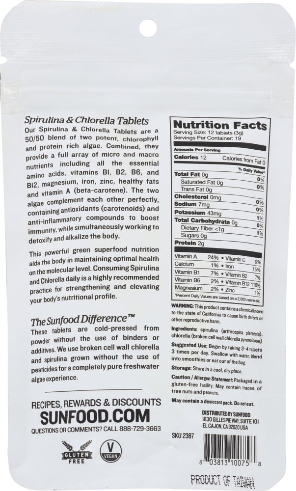 Sunfood Superfoods tabletas en mano demostrando tamaño fácil de tragar