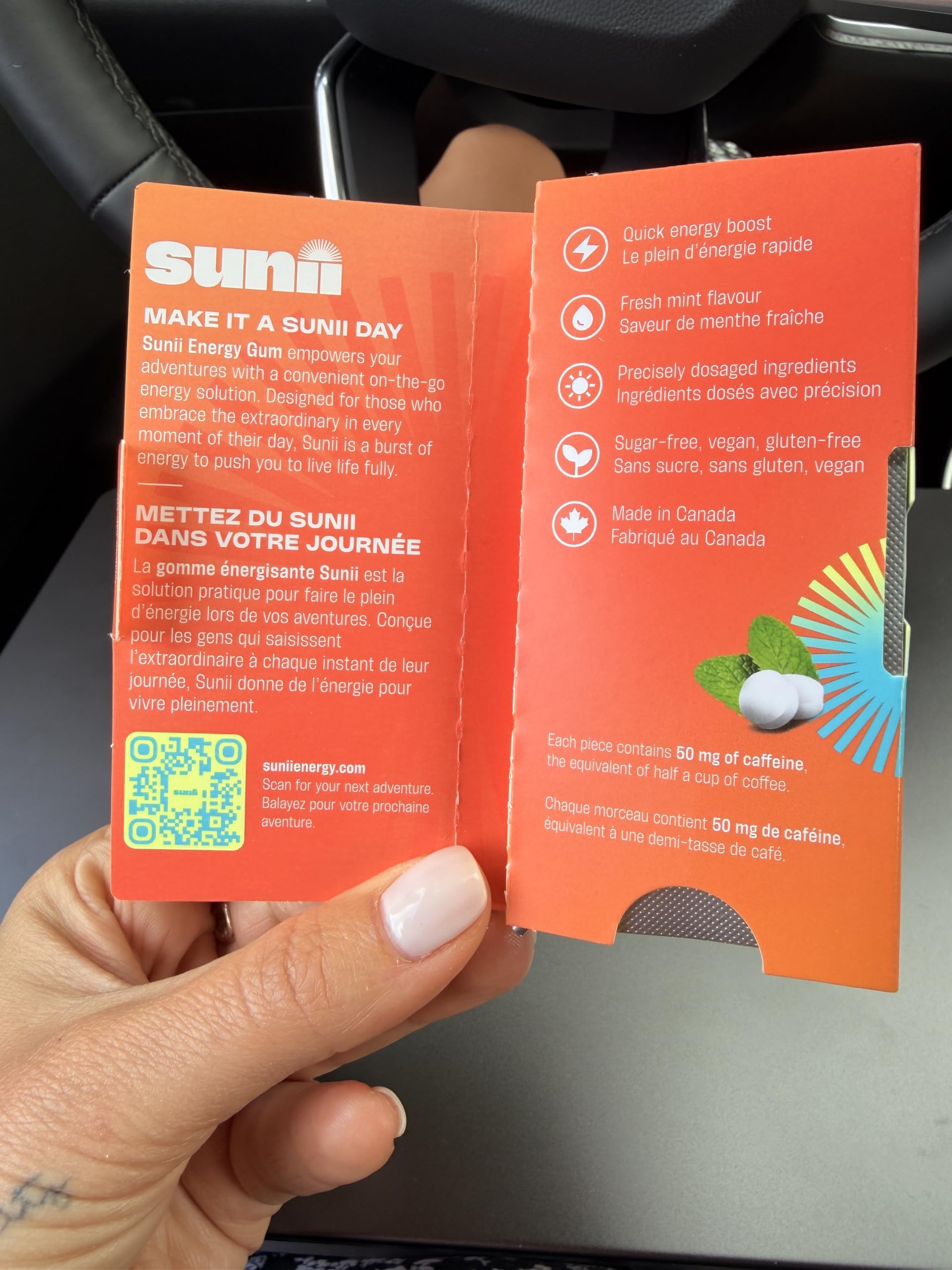 SUNII ENERGY GUM mano sosteniendo chicle para comparar tamaño y portabilidad