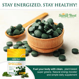Sunlit Best spirulina cerca de hojas verdes resaltando contenido de clorofila