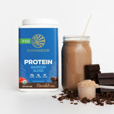 Sunwarrior producto en cocina saludable acompañado de frutas y utensilios
