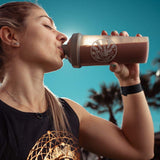 Sunwarrior batido servido en vaso mostrando uso pre o post entrenamiento