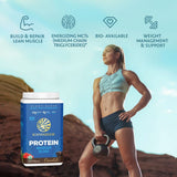 Sunwarrior atleta bebiendo batido tras entrenamiento apoyo nutricional