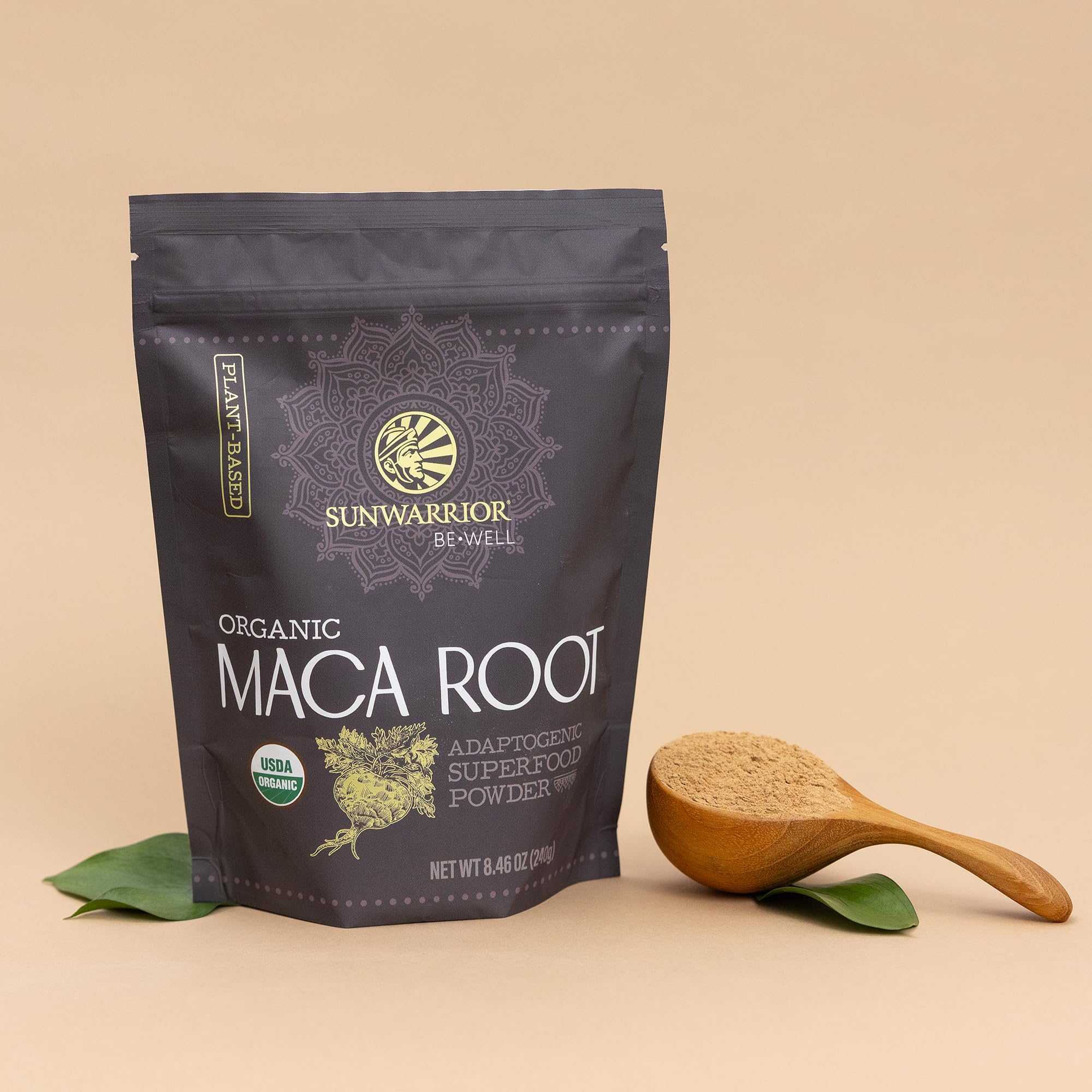 Sunwarrior maca junto a vaso para comparar tamaño y cantidad de porciones