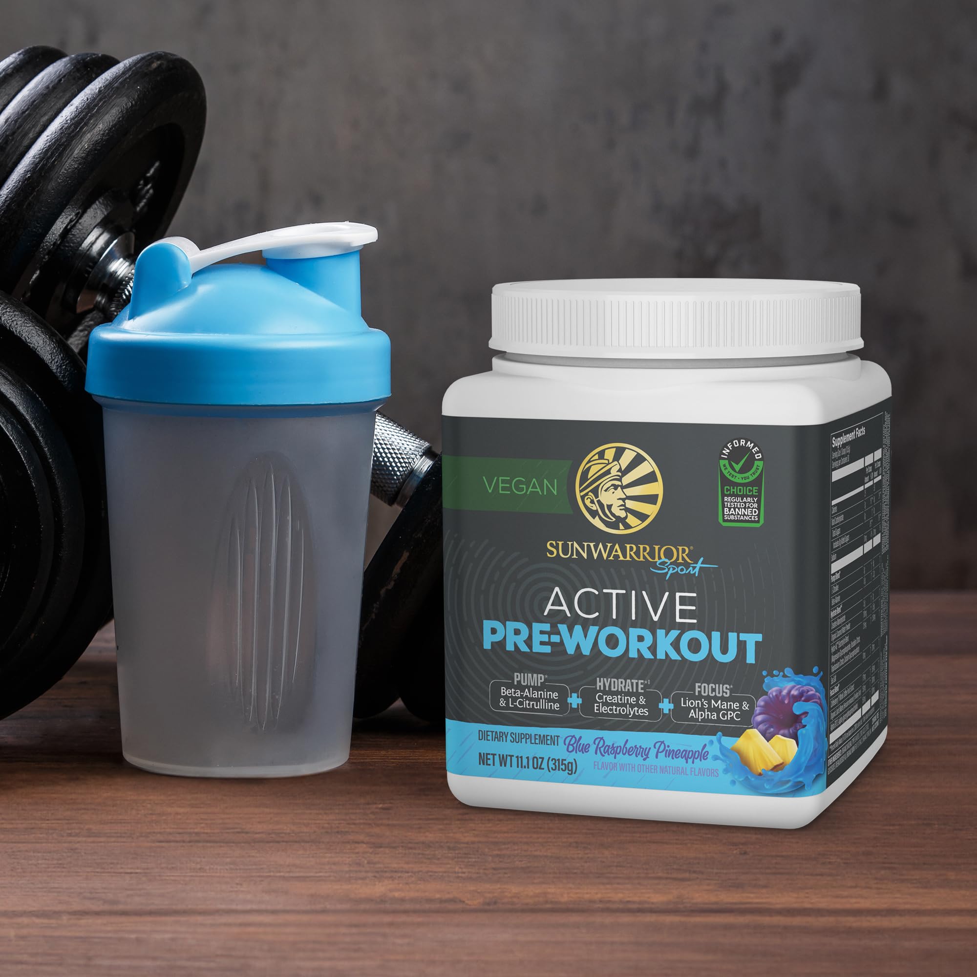 Sunwarrior blue raspberry piña en entorno lifestyle refrescante y natural