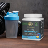 Sunwarrior blue raspberry piña en entorno lifestyle refrescante y natural