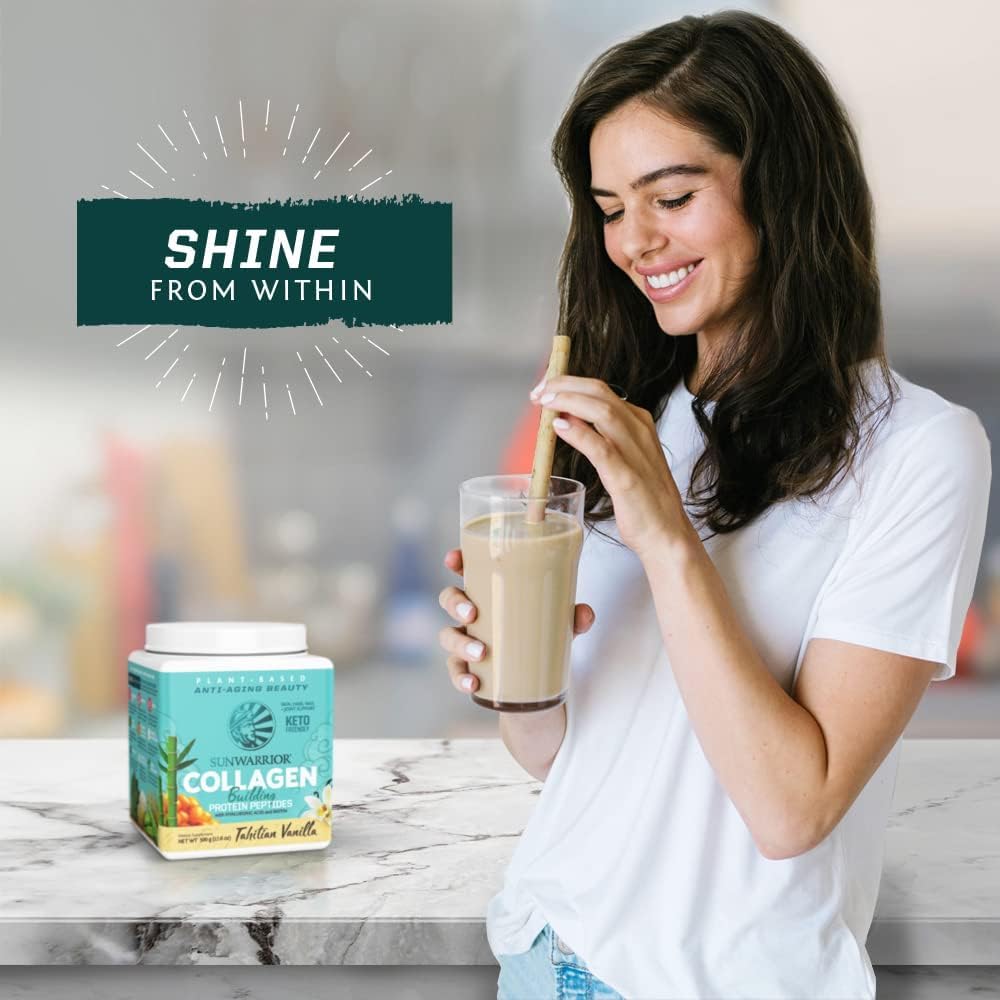 Sunwarrior comparación de tamaño del envase junto a una taza para referencia de porciones