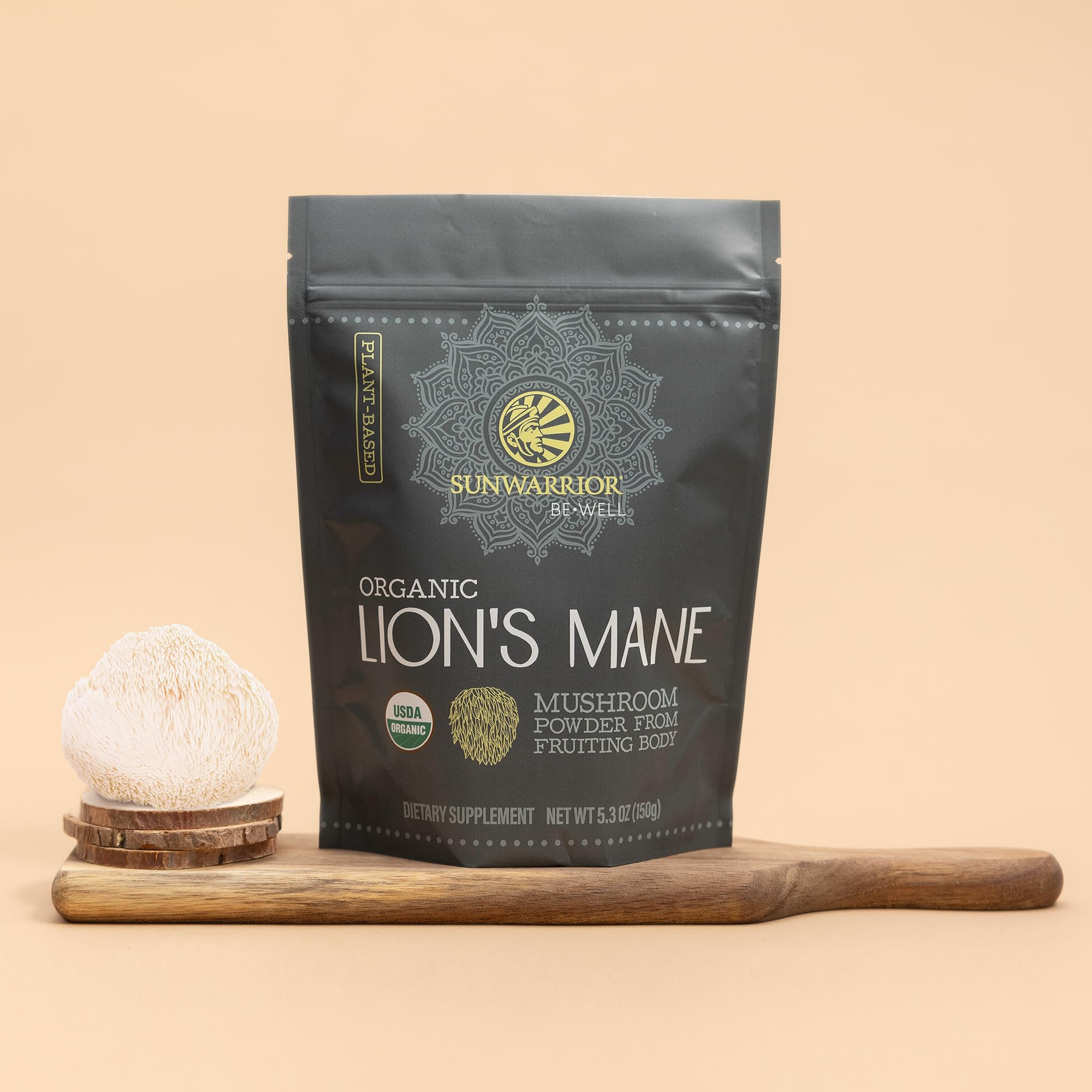 Sunwarrior bolsa junto a manos para mostrar tamaño y cantidad de porciones