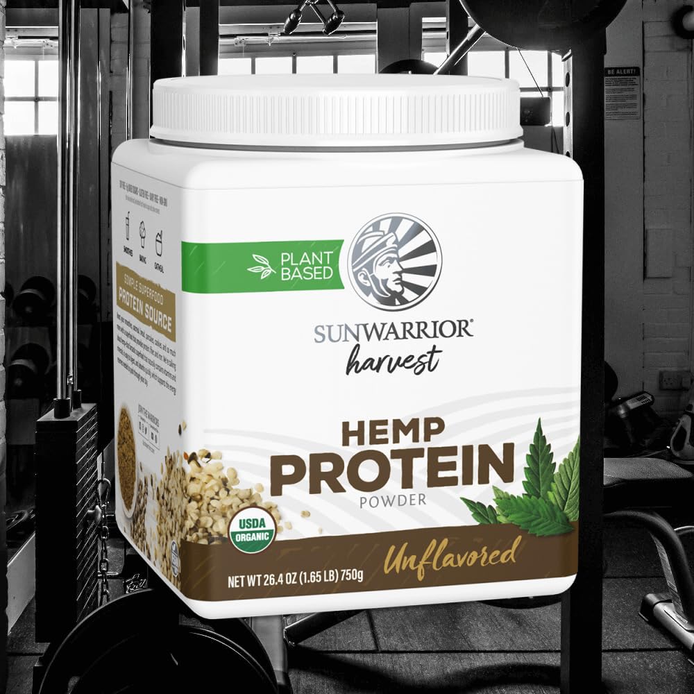 Sunwarrior polvo de proteína de cáñamo en primer plano mostrando textura fina y solubilidad rápida