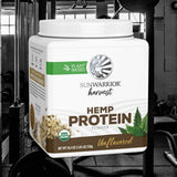 Sunwarrior polvo de proteína de cáñamo en primer plano mostrando textura fina y solubilidad rápida