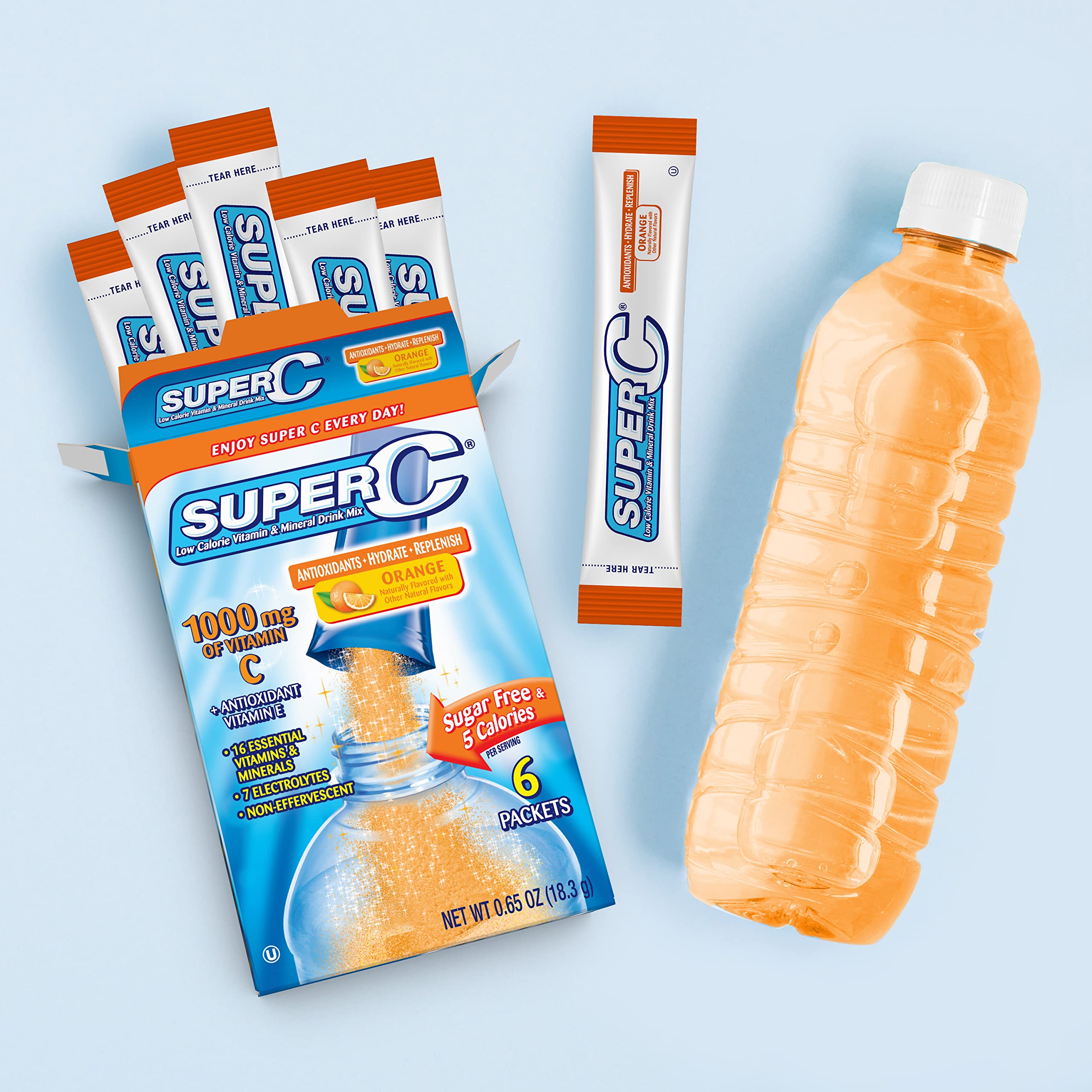 Super C sobre vertiéndose en botella con agua para hidratación instantánea