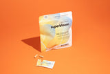 superbloom sobre junto a un vaso de agua para uso práctico nocturno