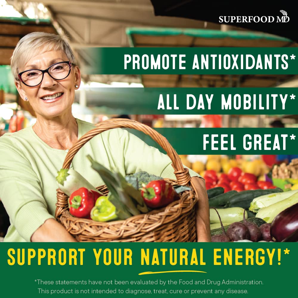 Superfood MD cápsula en mano para comparar tamaño y fácil ingestión