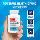 Superfood Science agaricus bio cápsulas en mano para comparar tamaño y comodidad de uso