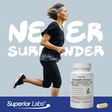 Superior Labs frasco junto a objetos cotidianos para comparar tamaño y cantidad