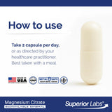 Superior Labs cápsulas en mano para comparar tamaño y dosificación práctica